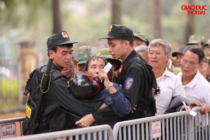 Nhiều người chờ lâu đã có gắng chen lên để được vào trong. Nhiều người chờ lâu đã có gắng chen lên để được vào trong.