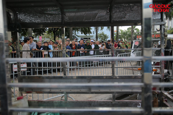 Khoảng 16h hàng người đợi vào làm thủ tục nhận vé vẫn còn rất đông. Khoảng 16h hàng người đợi vào làm thủ tục nhận vé vẫn còn rất đông.