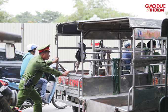 Do lượng xe ba gác đổ về khu vực cổng VFF đông, nên lực lượng công an quận Nam Từ Liêm phải tích cực phân làn và hướng dẫn các xe đỗ đúng chỗ. Do lượng xe ba gác đổ về khu vực cổng VFF đông, nên lực lượng công an quận Nam Từ Liêm phải tích cực phân làn và hướng dẫn các xe đỗ đúng chỗ.