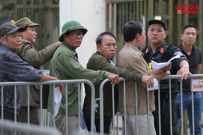 Nhiều người may mắn đã được vào làm thủ tục nhận vé sớm. Nhiều người may mắn đã được vào làm thủ tục nhận vé sớm.