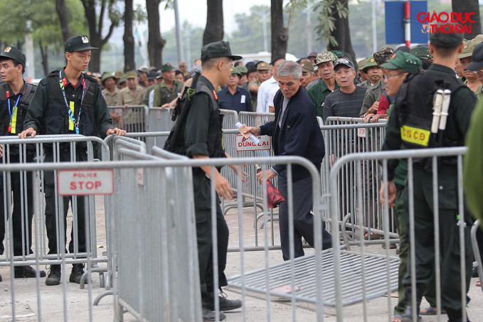 Đến 16h30 hàng dài người nhận được thông tin hết vé, nhiều người bức xúc do phải chờ lâu, có đầy đủ giấy tờ những vẫn không nhận được vé, đã làm đổ hàng rào phía bên ngoài. Đến 16h30 hàng dài người nhận được thông tin hết vé, nhiều người bức xúc do phải chờ lâu, có đầy đủ giấy tờ những vẫn không nhận được vé, đã làm đổ hàng rào phía bên ngoài.