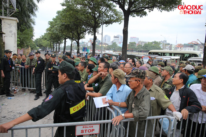 Ngay sau đó rất đông người đã tụ tập quanh cổng VFF yêu cầu cấp thêm vé cho thương binh. Ngay sau đó rất đông người đã tụ tập quanh cổng VFF yêu cầu cấp thêm vé cho thương binh.