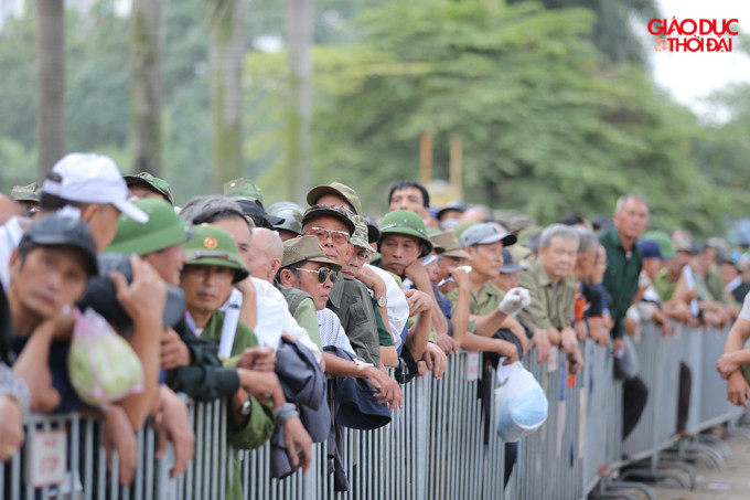 Hàng dài thương binh xếp hàng trật tự từ rất sớm bên ngoài trụ sở VFF để được nhận tấm vé trận đấu Việt Nam- UAE vào ngày 14/11 sắp tới. Hàng dài thương binh xếp hàng trật tự từ rất sớm bên ngoài trụ sở VFF để được nhận tấm vé trận đấu Việt Nam- UAE vào ngày 14/11 sắp tới.