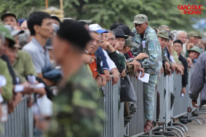 Hàng dài thương binh đứng xếp hàng nhiều giờ vẫn không có được tấm vé từ VFF.