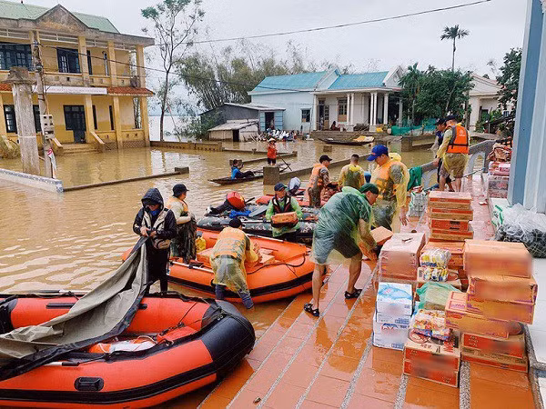 Tổ chức, đoàn thể làm từ thiện trong đợt lũ tại miền Trung năm 2020.