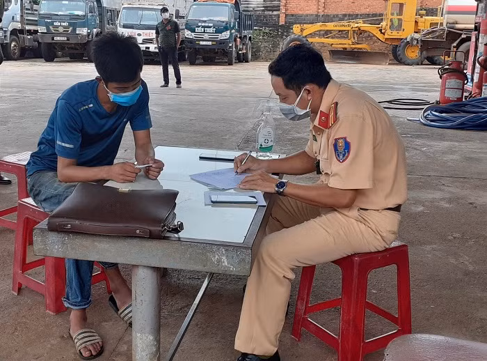 Cơ quan chức năng làm việc với tài xế Phạm Hồng C.