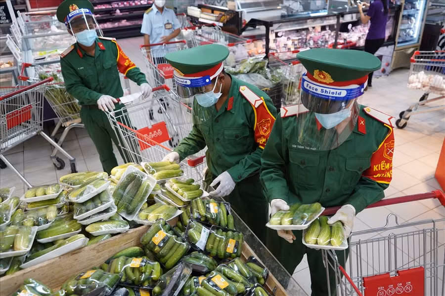 Lực lượng chức năng đi chợ hộ được triển khai trong thời gian thực hiện tăng cường giãn cách xã hội tại TP. Hồ Chí Minh.