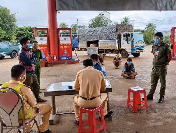 Cơ quan chức năng làm việc với 5 người có mặt trên xe.