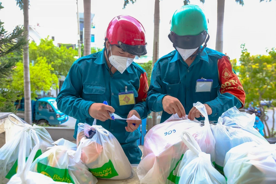 Lực lượng dân quân tự vệ "đi chợ hộ" cho người dân. 