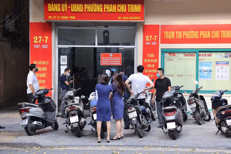 Chiều nay, cũng rất đông người đến UBND phường Phan Chu Trinh xin xác nhận.