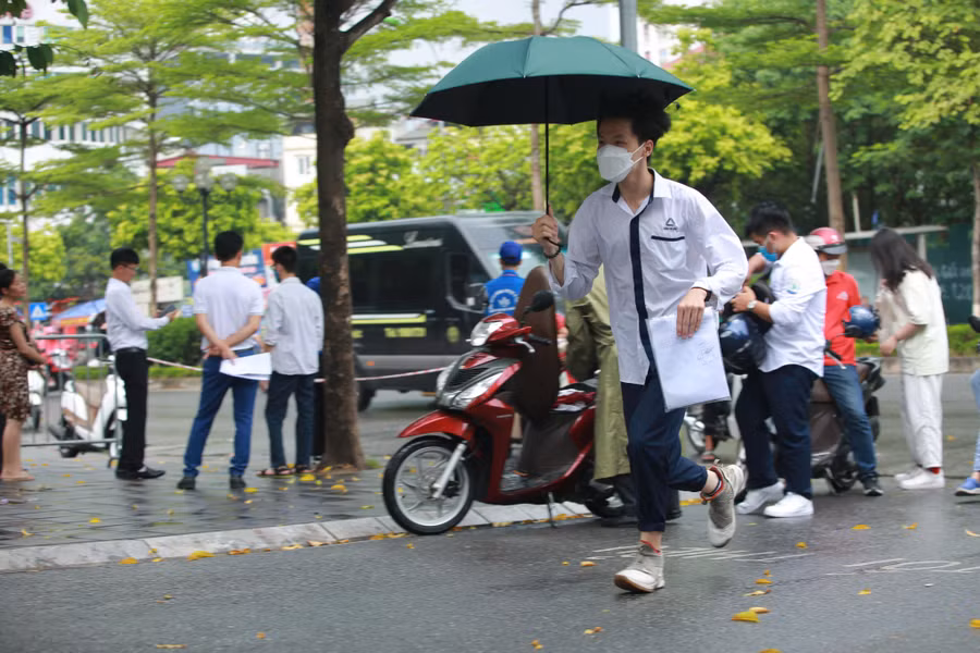 Bài thi toán có thời gian làm bài là 90 phút, với hình thức thi trắc nghiệm khách quan. 14h20, cán bộ coi thi sẽ phát đề cho thí sinh và giờ bắt đầu làm bài là 14h30.