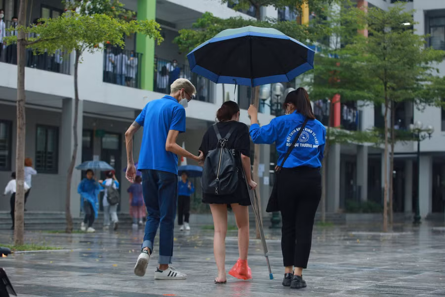 Những hình ảnh đẹp của ' biệt đội áo xanh' tại kỳ thi tốt nghiệp THPT năm nay.