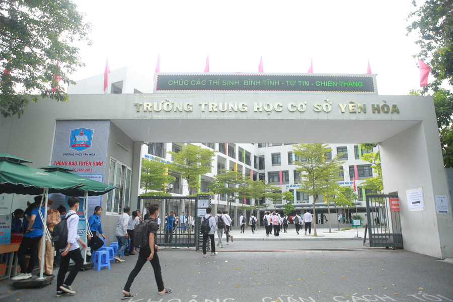 Tại điểm thi trường THCS Yên Hòa, các thí sinh đến từ rất sớm.