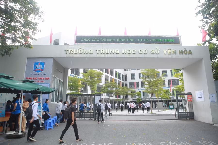 Tại điểm thi trường THCS Yên Hòa, các thí sinh đến từ rất sớm.