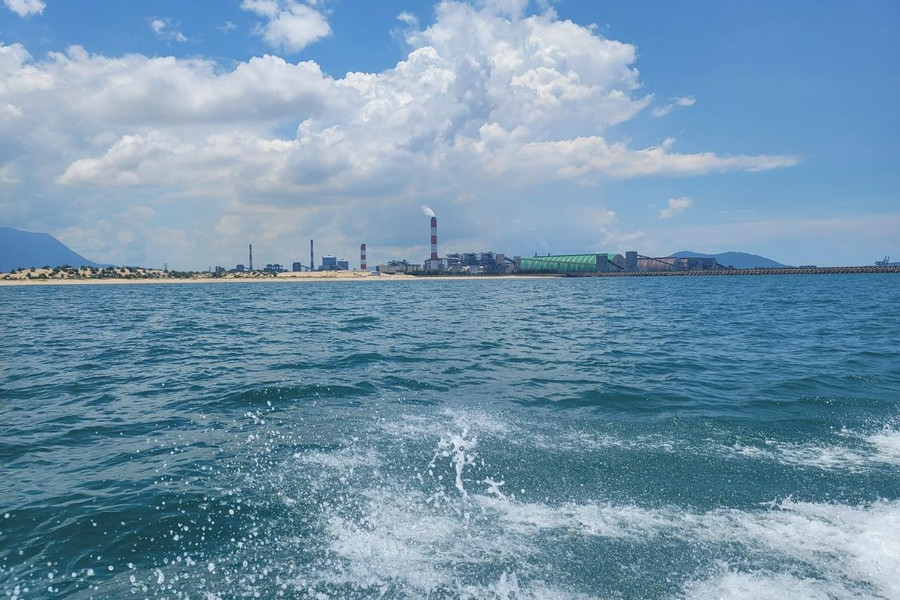 Nhà máy gang thép Formosa nhìn từ biển vào.