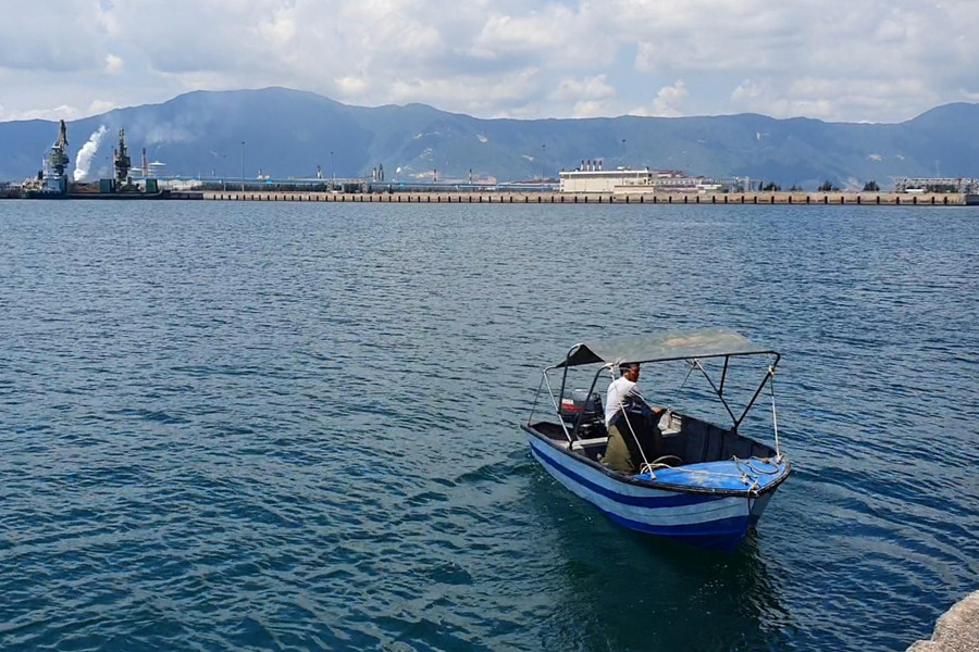 Nhóm PV, CTV Báo Giáo dục và Thời đại và thợ lặn khảo sát khu vực lặn khám phá hệ sinh thái biển tại khu vực cảng nước sâu Sơn Dương thuộc Khu liên hiệp gang thép Formosa Hà Tĩnh.