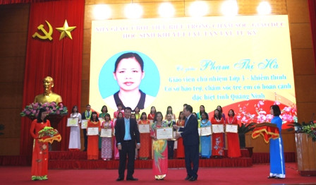 PGĐ Sở GD&ĐT Nguyễn Văn Tuế trao giấy khen cho nhà giáo Phạm Thị Hà