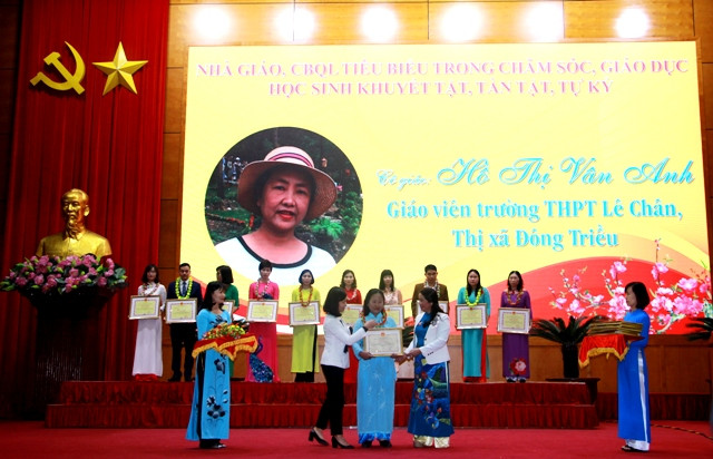 NGƯT Vũ Liên Oanh trao giấy khen của Sở GD&ĐT cho các thầy cô