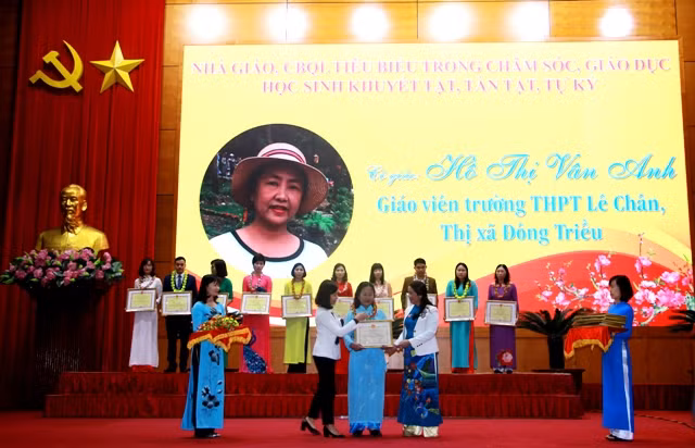 NGƯT Vũ Liên Oanh trao giấy khen của Sở GD&ĐT cho các thầy cô