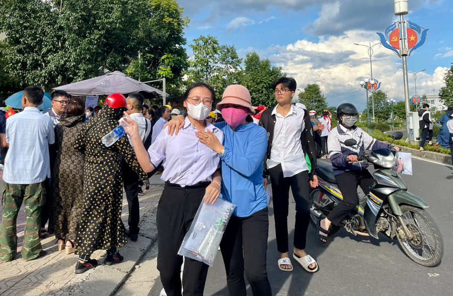 Phụ huynh chúc mừng con em mình hoàn thành ngày thi đầu tiên. Phụ huynh chúc mừng con em mình hoàn thành ngày thi đầu tiên.