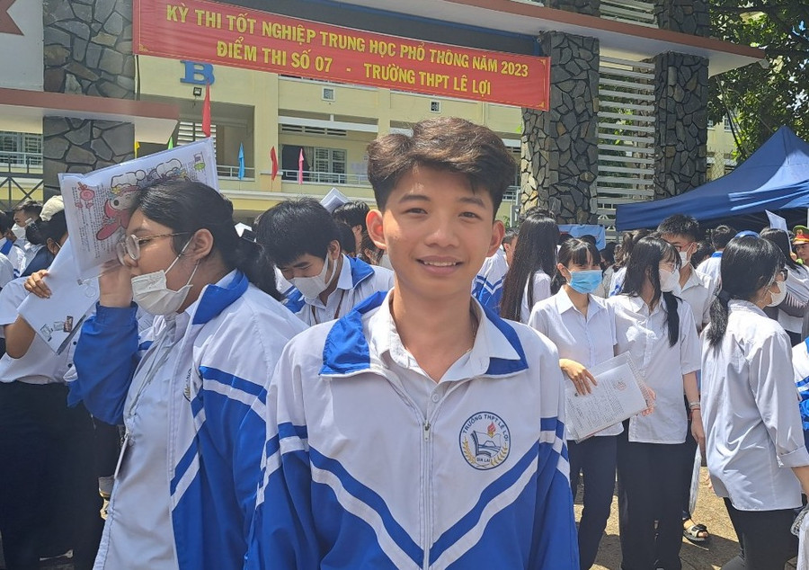 Em Nguyễn Thái Hậu khá tự tin bước vào bài thi môn Toán. Em Nguyễn Thái Hậu khá tự tin bước vào bài thi môn Toán.