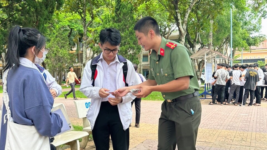 Lực lượng Công an Kon Tum tặng móc khoá tuyên truyền pháp luật cho thí sinh. Lực lượng Công an Kon Tum tặng móc khoá tuyên truyền pháp luật cho thí sinh.