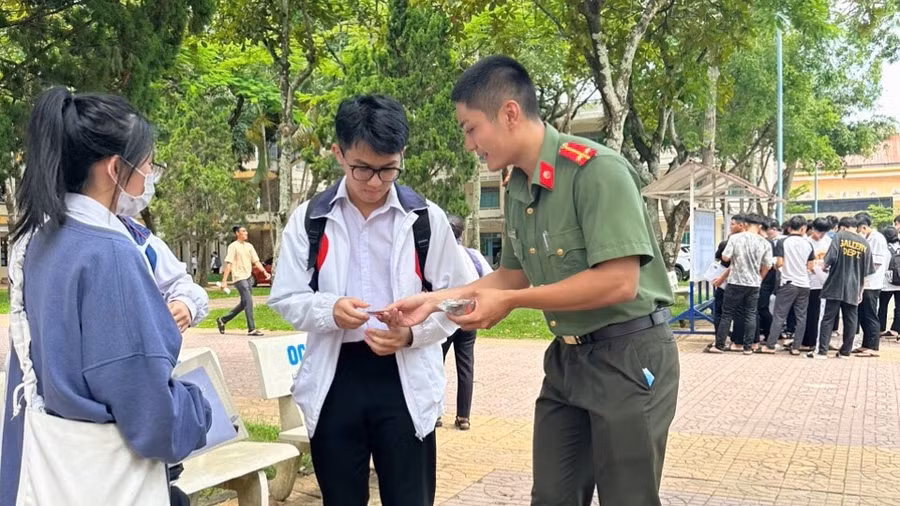 Lực lượng Công an Kon Tum tặng móc khoá tuyên truyền pháp luật cho thí sinh.