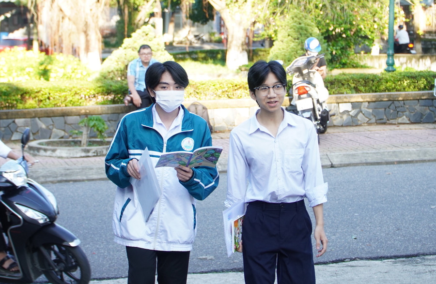 Thí sinh điểm thi trường THPT Duy Tân tranh thủ ôn tập trước khi vào phòng thi.