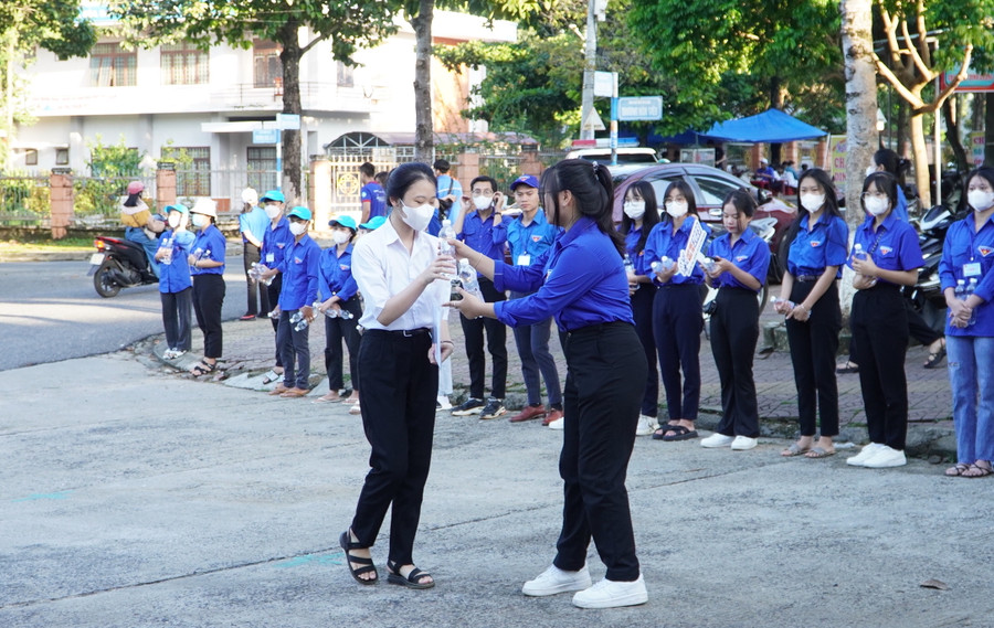 Tình nguyện viên hỗ trợ thí sinh tham dự kỳ thi.