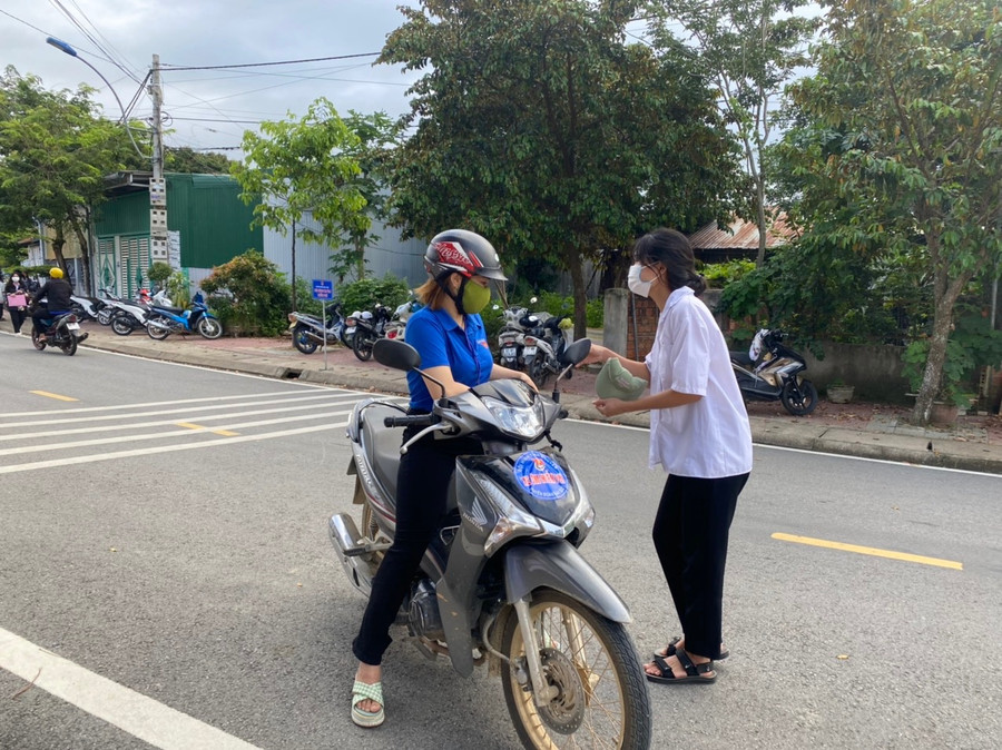 Đội xe ôm tình nguyện hỗ trợ thí sinh miễn phí. Đội xe ôm tình nguyện hỗ trợ thí sinh miễn phí.