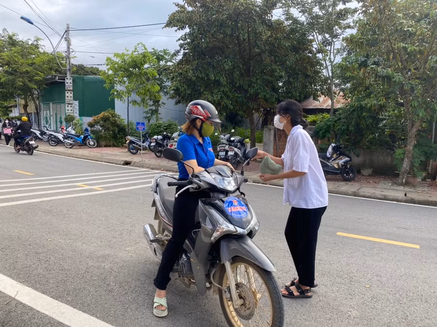 Đội xe ôm tình nguyện hỗ trợ thí sinh miễn phí.