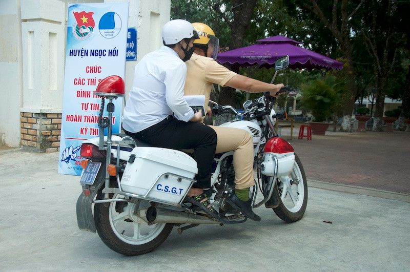 Trung úy Hoàng Trọng Đức, cán bộ Đội CSGT huyện Ngọc Hồi hỗ trợ đưa thí sinh quên giấy tờ đến điểm thi đúng thời gian quy định.