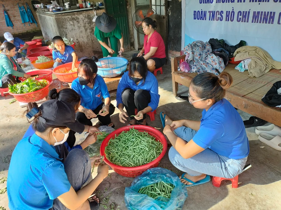 Tình nguyện viên tại huyện Đăk Glei sơ chế thức ăn, chuẩn bị bữa cơm cho thí sinh.