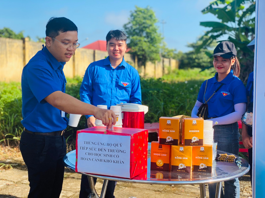 Phó Bí thư Tỉnh đoàn Kon Tum - Nguyễn Văn Mạnh ủng hộ quỹ giúp đỡ thí sinh khó khăn. Phó Bí thư Tỉnh đoàn Kon Tum - Nguyễn Văn Mạnh ủng hộ quỹ giúp đỡ thí sinh khó khăn.