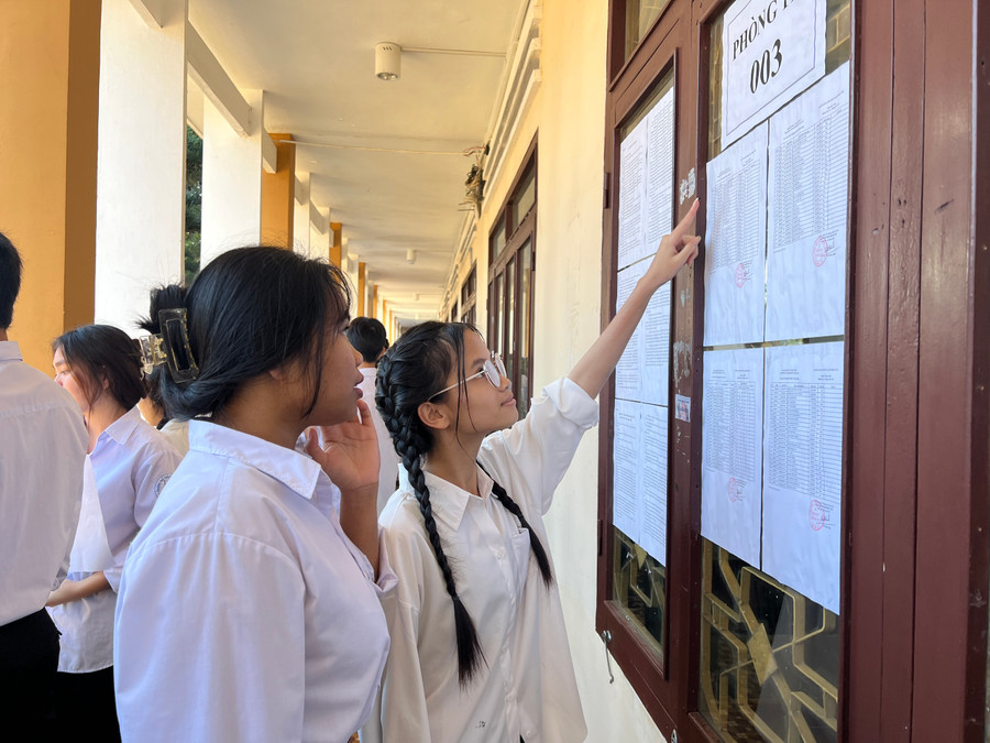 Thí sinh tại điểm thi trường PTDTNT tỉnh Gia Lai kiểm tra lại số báo danh, phòng thi.