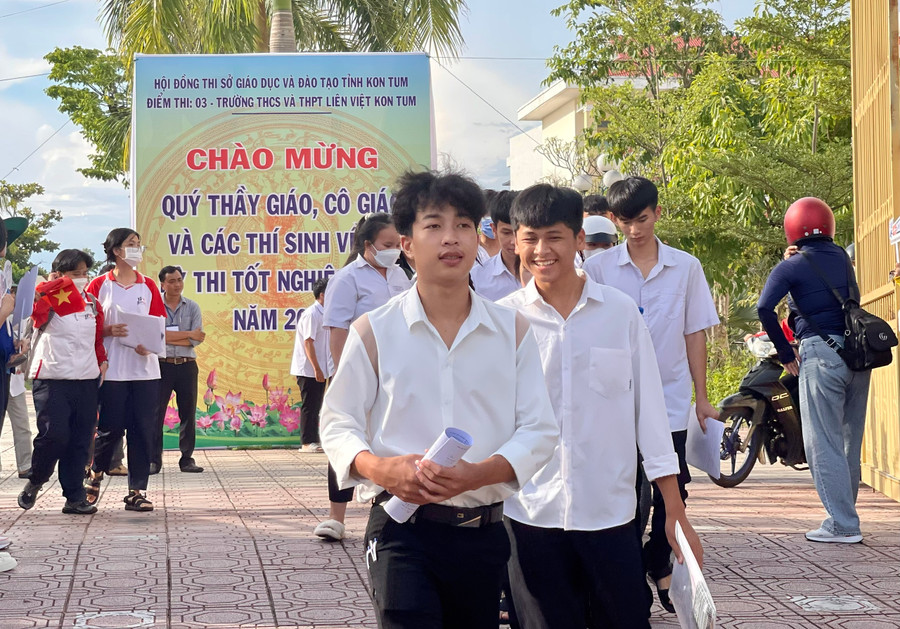 Thí sinh điểm thi trường THCS-THPT Liên Việt Kon Tum rạng ngời ra khỏi phòng thi. Thí sinh điểm thi trường THCS-THPT Liên Việt Kon Tum rạng ngời ra khỏi phòng thi.