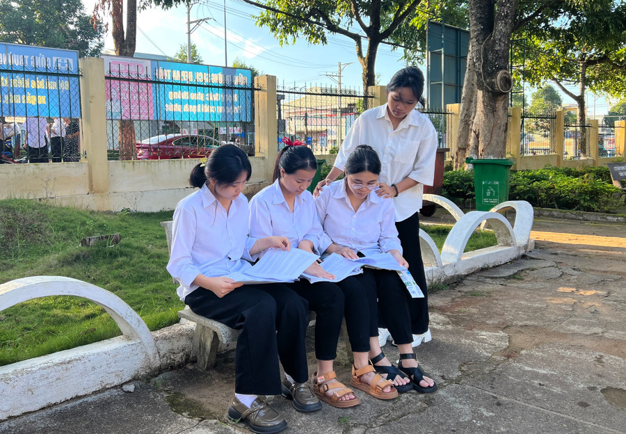 Các sĩ tử tranh thủ hệ thống lại kiến thức trước khi bước vào môn thi Ngữ văn.