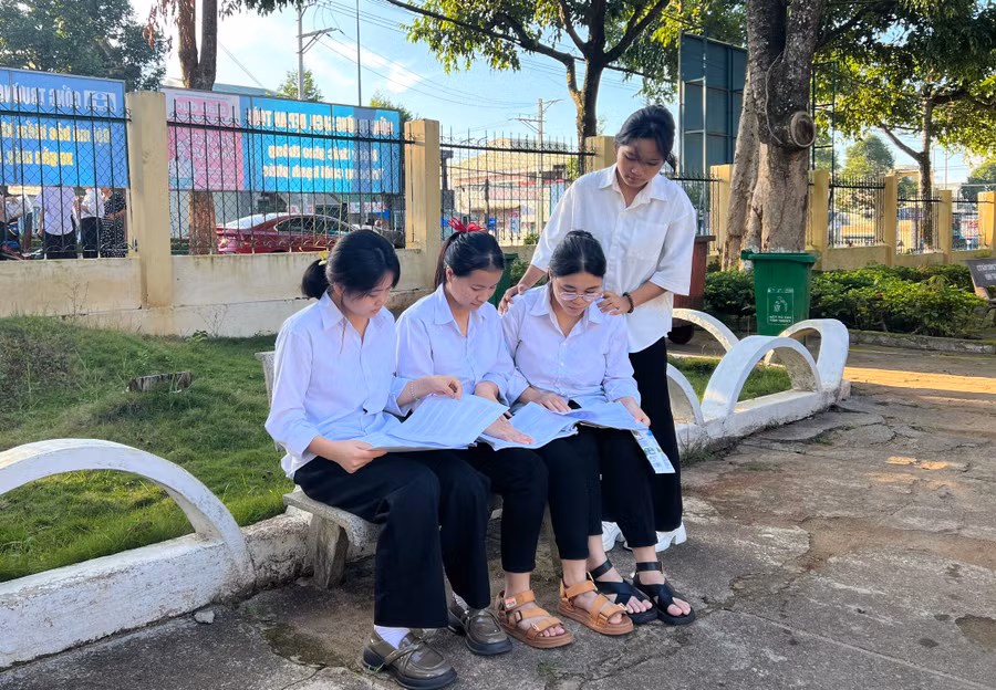 Các sĩ tử tranh thủ hệ thống lại kiến thức trước khi bước vào môn thi Ngữ văn. Các sĩ tử tranh thủ hệ thống lại kiến thức trước khi bước vào môn thi Ngữ văn.