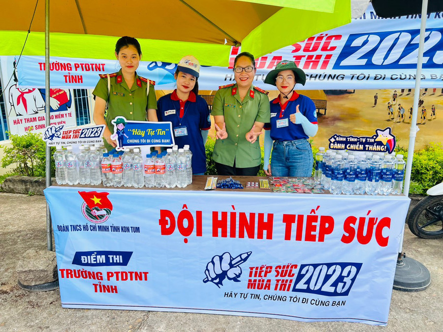Lượng lượng Công an hỗ trợ 'Tiếp sức mùa thi'. Lượng lượng Công an hỗ trợ 'Tiếp sức mùa thi'.