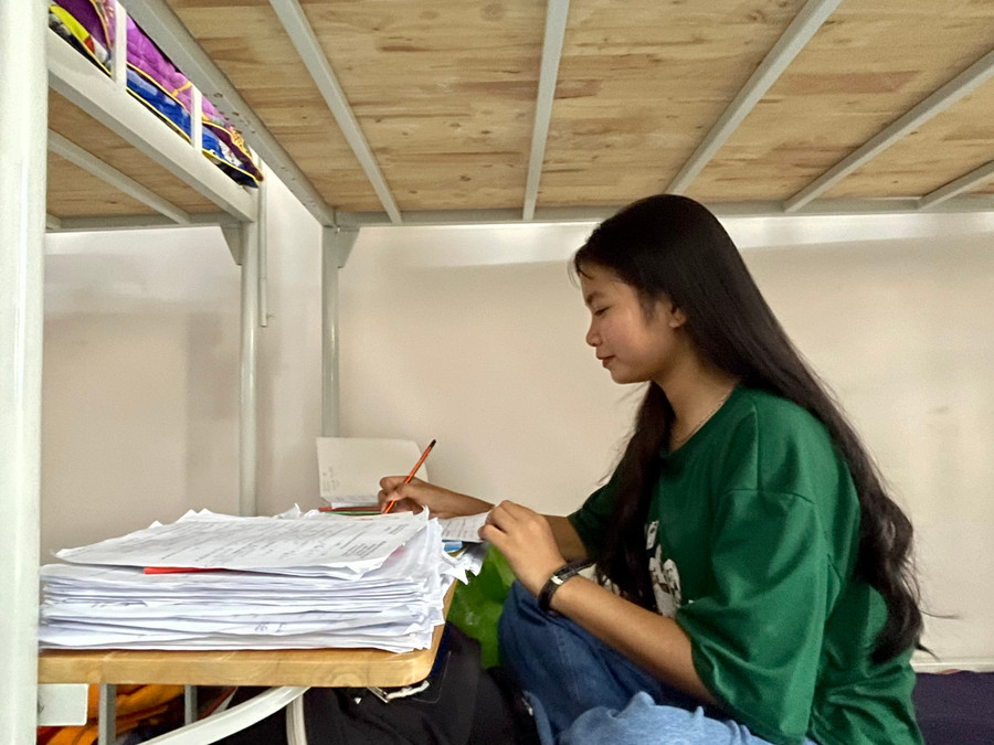 Thí sinh ở lại tranh thủ ôn tập để hoàn thành tốt các bài thi. Thí sinh ở lại tranh thủ ôn tập để hoàn thành tốt các bài thi.