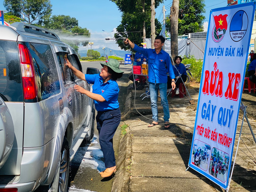 Huyện đoàn Đăk Hà rửa xe gây quỹ hỗ trợ thí sinh khó khăn. Huyện đoàn Đăk Hà rửa xe gây quỹ hỗ trợ thí sinh khó khăn.
