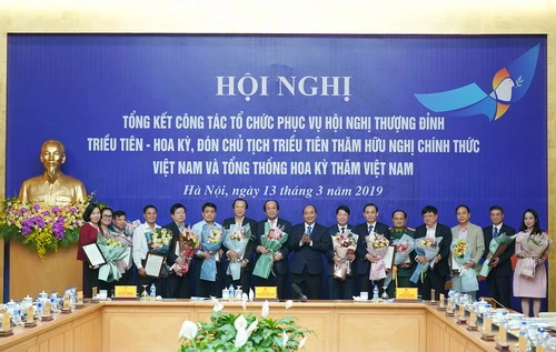 Thủ tướng biểu dương các tập thể và cá nhân.Ảnh: VGP