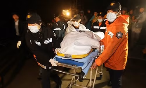 Thắt lòng thi thể hành khách phà Sewol trôi nổi trên biển