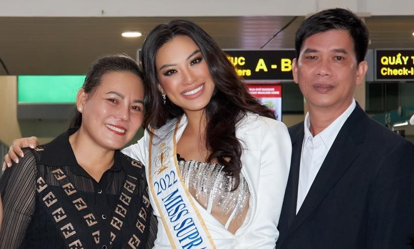 Kim Duyên chụp ảnh cùng gia đình trước khi sang Ba Lan (Nguồn: NVCC). Kim Duyên chụp ảnh cùng gia đình trước khi sang Ba Lan (Nguồn: NVCC).