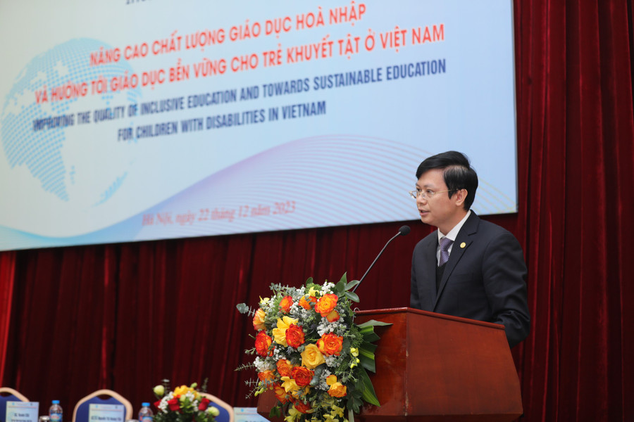 PGS.TS Nguyễn Văn Hiền – Phó Hiệu trưởng Trường ĐH Sư phạm Hà Nội phát biểu khai mạc hội thảo. PGS.TS Nguyễn Văn Hiền – Phó Hiệu trưởng Trường ĐH Sư phạm Hà Nội phát biểu khai mạc hội thảo.