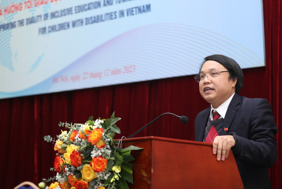 Ông Tạ Ngọc Trí – Phó Vụ trưởng Vụ giáo dục tiểu học (Bộ GD&ĐT) trao đổi tại hội thảo. Ông Tạ Ngọc Trí – Phó Vụ trưởng Vụ giáo dục tiểu học (Bộ GD&ĐT) trao đổi tại hội thảo.