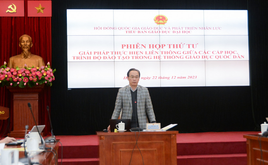 Thứ trưởng Bộ GD&ĐT Hoàng Minh Sơn phát biểu tại Phiên họp. Thứ trưởng Bộ GD&ĐT Hoàng Minh Sơn phát biểu tại Phiên họp.