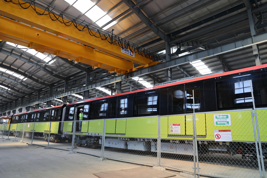 Tuy nhiên, để giảm thiểu tối đa sự ảnh hưởng và lệ thuộc vào tiến độ CP05, UBND TP Hà Nội đã cho phép chủ đầu tư, tư vấn và các nhà thầu xây dựng chi tiết phương án B, nhằm khắc phục tồn tại, đảm bảo mục tiêu vận hành đoạn trên cao vào cuối năm 2022. Tuy nhiên, để giảm thiểu tối đa sự ảnh hưởng và lệ thuộc vào tiến độ CP05, UBND TP Hà Nội đã cho phép chủ đầu tư, tư vấn và các nhà thầu xây dựng chi tiết phương án B, nhằm khắc phục tồn tại, đảm bảo mục tiêu vận hành đoạn trên cao vào cuối năm 2022.