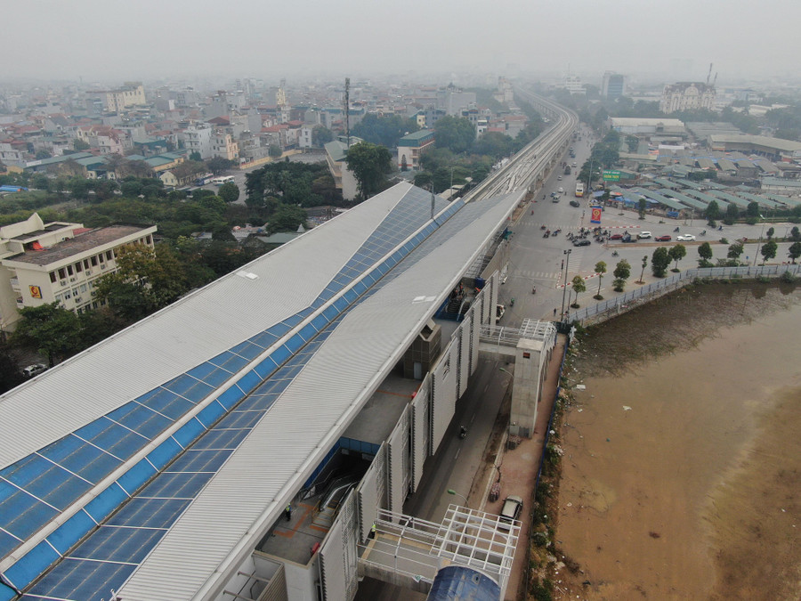 Liên quan đến tiến độ gói thầu CP05, Ban Quản lý Đường sắt đô thị Hà Nội cho biết đã đặt ra mốc số 4 về đặt hàng vật tư thiết bị cơ điện - MEPF, phải hoàn thành chậm nhất vào ngày 15/11/2021; mốc bàn giao cho các gói thầu cơ điện là ngày 1/6/2022; đóng điện hạ thế Depot chậm nhất vào ngày 30/6/2022. Liên quan đến tiến độ gói thầu CP05, Ban Quản lý Đường sắt đô thị Hà Nội cho biết đã đặt ra mốc số 4 về đặt hàng vật tư thiết bị cơ điện - MEPF, phải hoàn thành chậm nhất vào ngày 15/11/2021; mốc bàn giao cho các gói thầu cơ điện là ngày 1/6/2022; đóng điện hạ thế Depot chậm nhất vào ngày 30/6/2022.