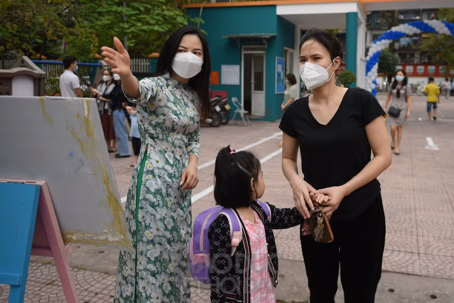 Ngay từ phía cổng nhà trường đã có phân công giáo viên hướng dẫn phụ huynh, học sinh vào đúng lớp học của mình.